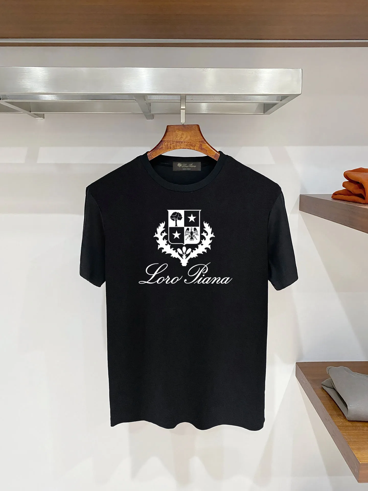 LP High Quality Loro Piana 26ss New Arrival men's mercerized cotton short sleeves, customized gram mercerized cotton fabric, the fabric fiber is super long, combed + high count brings a more uniform yarn texture, the surface of the fabric is clean, the upper body is softer and waxier, it adopts three-dimensional cutting, medium stretch fabric, skin-friendly Breathable, comfortable upper body! Du Pont imports environmentally friendly pigments with color fastness level 5. After testing, it has been washed 100 times and the degree of fading is less than 1%. The item is full of fashion. It is Versatile for daily outings or leisure, and can easily control various styles. The color is super bright and breathable, a must-have in summer. Color: White/Black Sizes: M-3XL fit